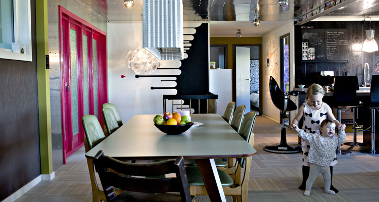 ROMSLIG: Spisestuebordet har mulighet for to ileggsplater. Stolene er kjøpt brukt på Finn. FOTO: Eirik Brekke