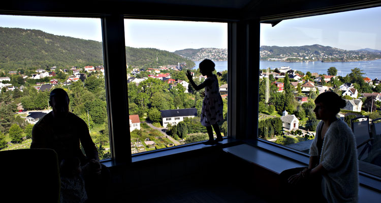 UTSYN: Utsikten i stuen er av det formidable slaget. FOTO: Eirik Brekke 