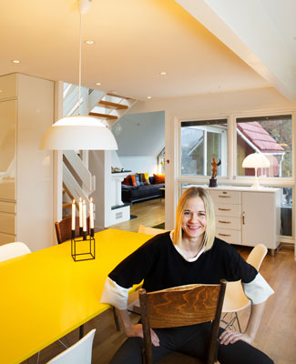 FARGERIK: - Selv er jeg veldig glad i gult, og har et gult spisebord, en gul kåpe og en gul vegg på kontoret. Jeg er født i København. Hvis man ikke liker København eller Bergen, er man skjør i hodet, konstaterer Karin Hindsbo. FOTO: Jan M. Lillebø
