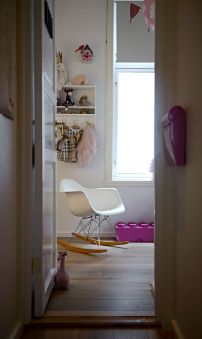 BARNEVENNLIG: Eames-gynge-stolen, som Line fikk til 30-årsdagen, er god å ha om natten når Wilma er sulten. Den rosa lego-klossen er en oppbevaringsboks for leker. FOTO: Gidske Stark