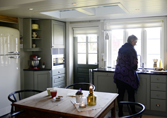 LANDLIG: Sissel stortrives på kjøkkenet som er blitt modernisert med nennsom hånd. FOTO: Gidske Stark