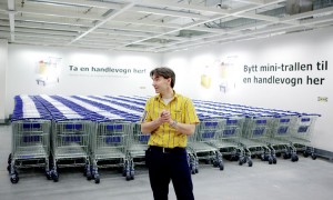 FORNØYD: Varehussjef ved Ikea Åsane, Odd Rune Bjørge, har grunn til å gni seg i hendene over hagemøbelsalget. ARKIVFOTO: Paul S. Amundsen.