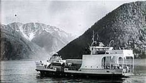 I TRAFIKK: Slik så det ut da MS «Sagvåg», den gang MS «Fjærlandsfjord» gikk i trafikk mellom Fjærland og Gudvangen. Bildekket hadde plass til 22 biler.