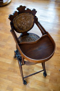 BRUKES ENNÅ: Barnestolen fra 1800-tallet er god som ny, og ble sist brukt av Arne Dalseides yngste barnebarn. FOTO: Rune Sævig