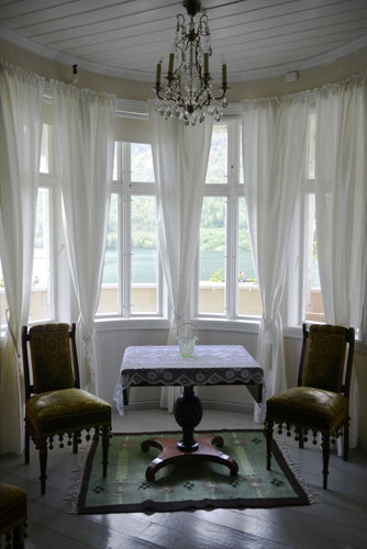 FINTFOLK: Suiten i tårnet har buet karnapp med veranda mot fjorden. Her har dronning Sonja overnattet ved flere anledninger. FOTO: Gidske Stark