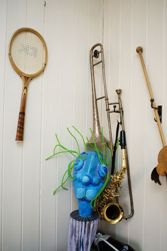 DEKORATIVT: Skulpturen på gjesterommet har datteren Sari laget, her henger også en gammel tennisracket, en trombone og saksofonen som Jarle Sangolt spiller på. FOTO: Jan M. Lillebø